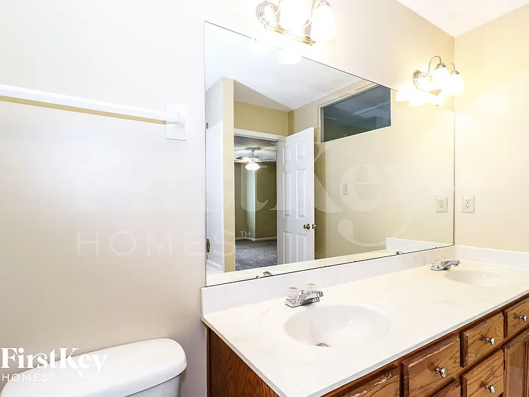 700 Walnut Woods Cv S — Photo 13