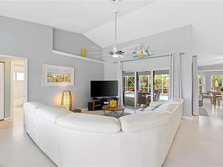 690 Amber Dr — Photo 3