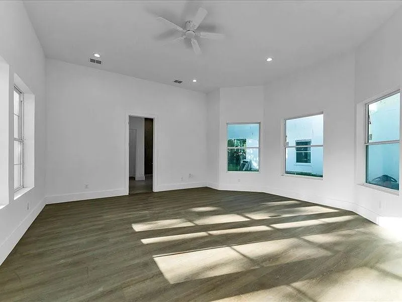 5 bed, 5.5 bath, 4616 sqft, $6,850 — Photo 2