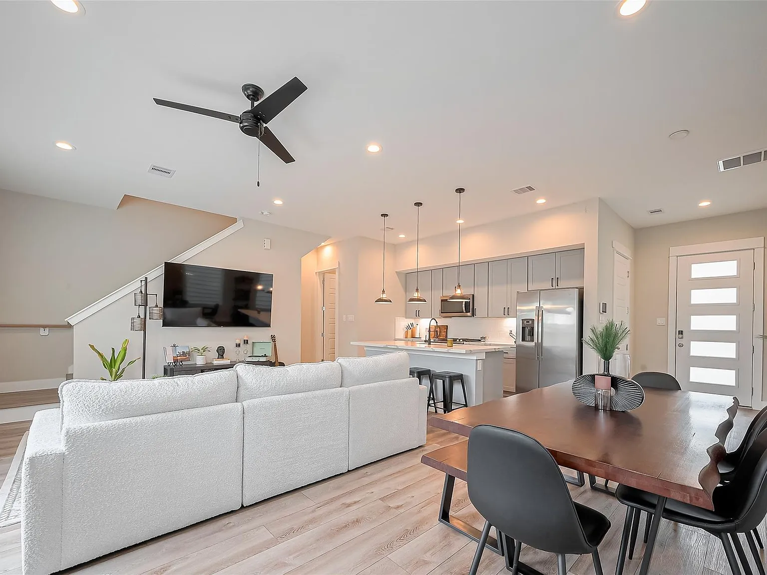 3 bed, 2.5 bath, 1736 sqft, $2,500 — Photo 4