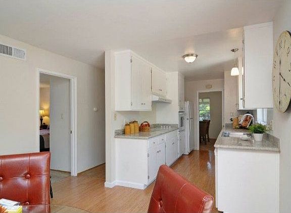 4th image of 948 Rose Blossom Dr
