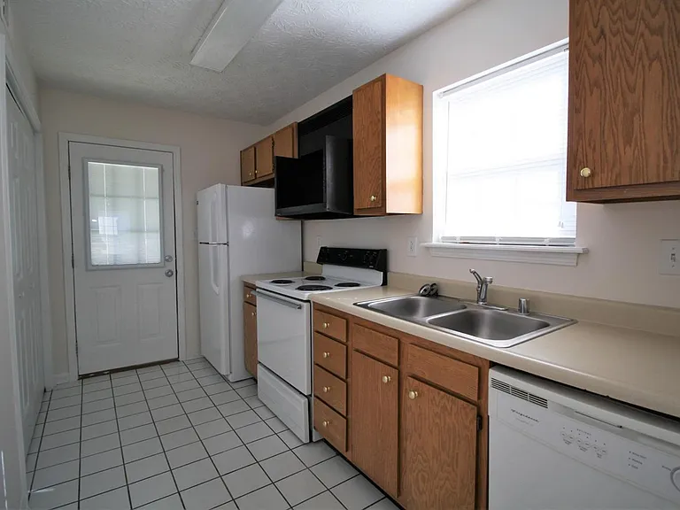 3112 Mapleleaf Sq #2 — Photo 3