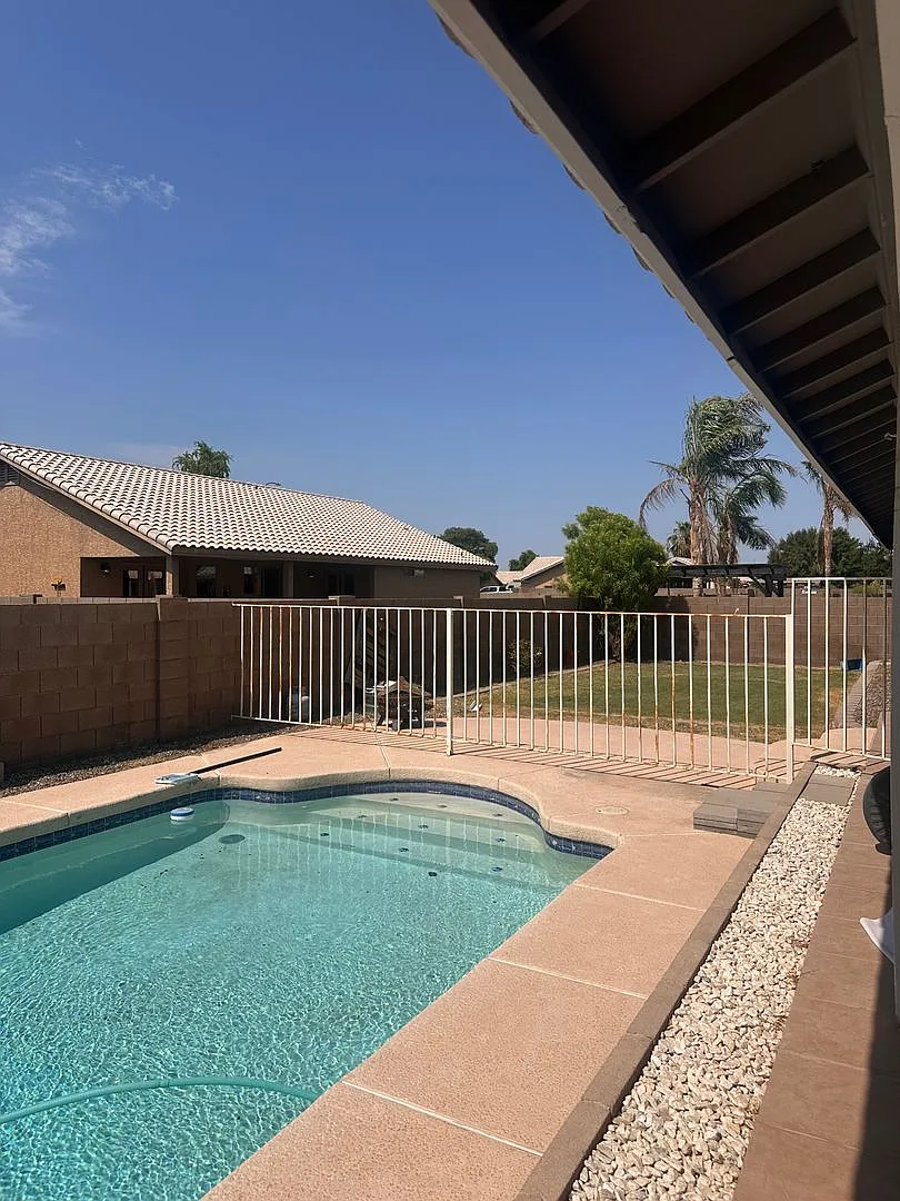4 beds, 3 car garage and pool — Photo 3