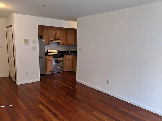 Rented by Cezanne Outlet LLC | media 3