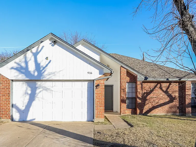 916 Richards Dr — Photo 1