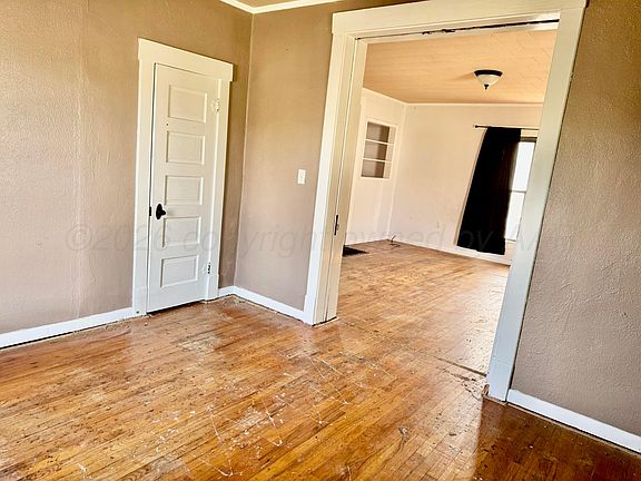 4th image of 907 E Elsie Ave