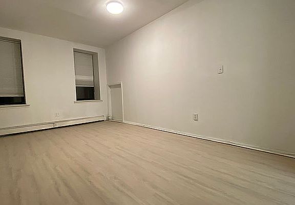 5th image of 137 Essex St APT 5