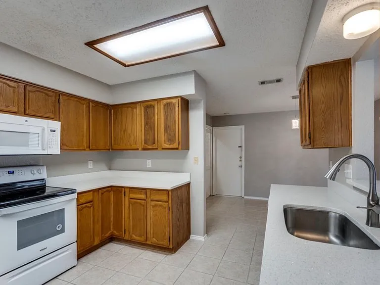 824 Simon Dr — Photo 7