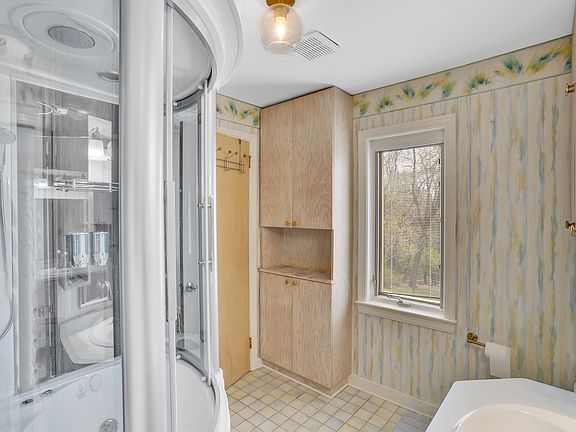 4th image of 10 Alsop Rd