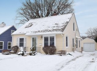 4710 N Idlewild Ave, Whitefish Bay, WI 53211