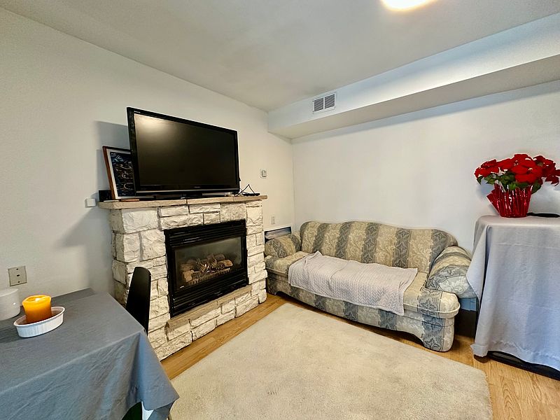 Surrey House for rent - 2 Bedrooms — photo 3