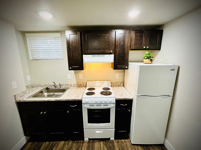 1559 Vine St — Photo 8