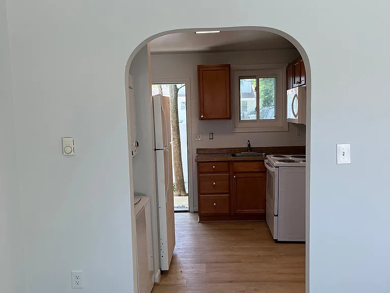 402 President Ln #B — Photo 5
