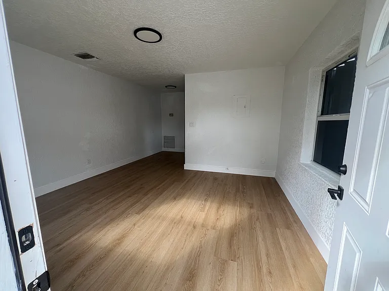 1122 N 17th Ct — Photo 2