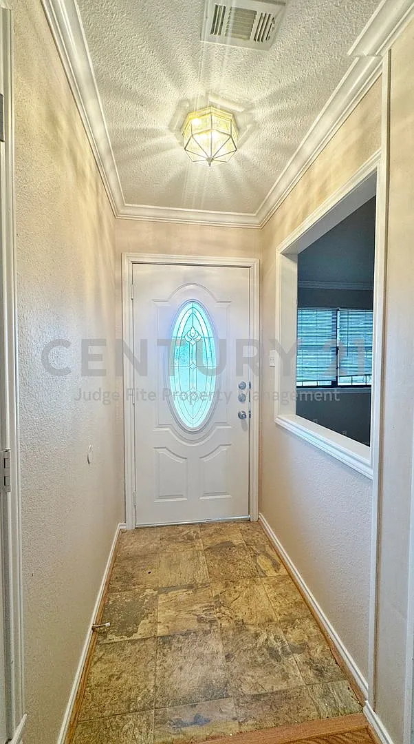 Adorable 3/2 in Trinidad Just Moments from Cedar Creek Lake For Rent! — Photo 2