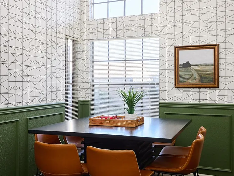 Eat-in Kitchen Seats 8
