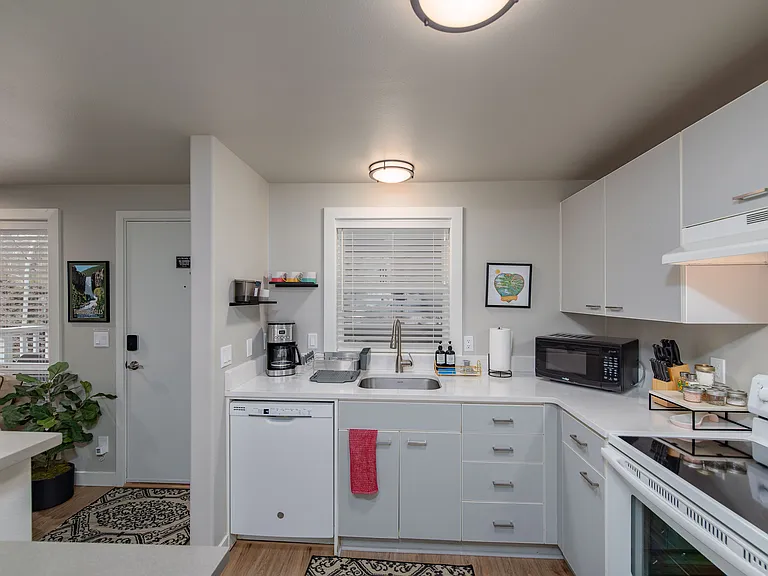 1439 NW Juniper St #12 — Photo 10