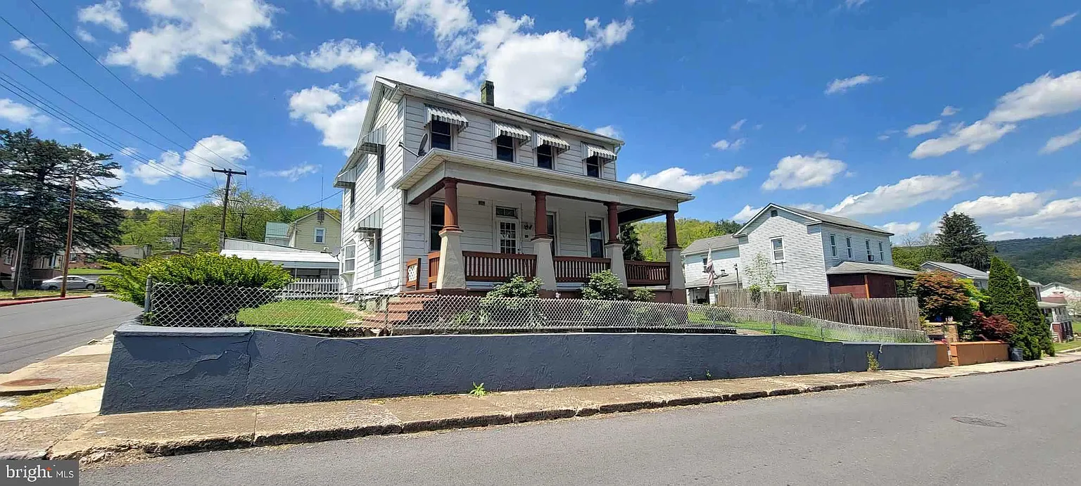 202 Wood St photo 1