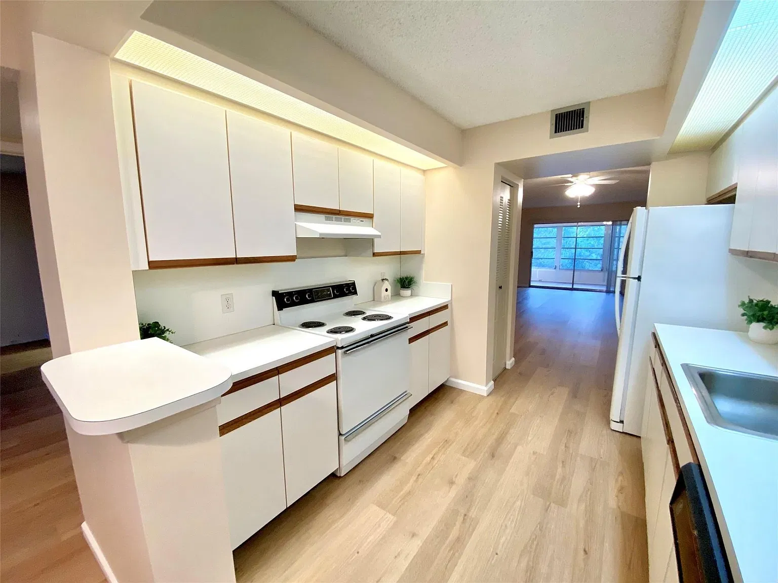 2 bed, 2.0 bath, 1351 sqft, $2,300 — Photo 2