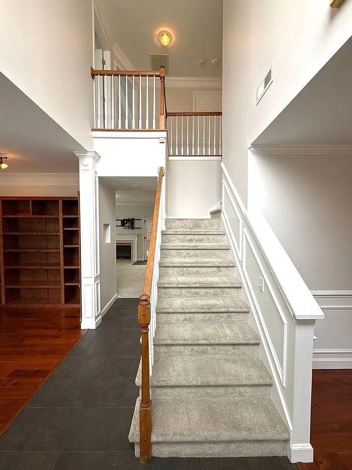 3 bed, 2.5 bath, 2200 sqft, $2,400 — Photo 3
