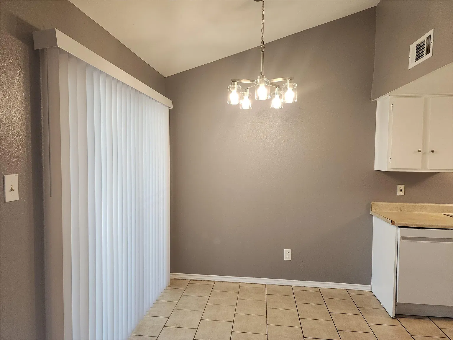 2 bed, 2.0 bath, 2188 sqft, $1,650 — Photo 3