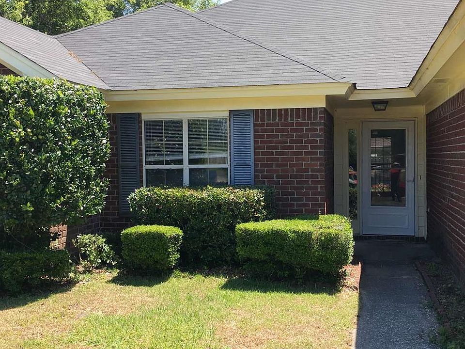 2nd image of 805 Lexington Pl
