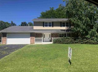 2109 Shaw Woods Dr, Rockford, IL 61107