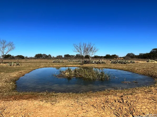 2103 CR 7711, Devine, TX 78016