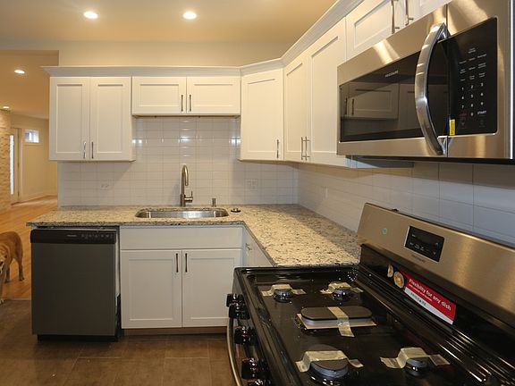 2nd image of 1637 N Clybourn Ave