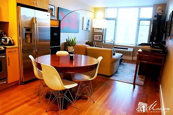 Sold by Maison International | media 25