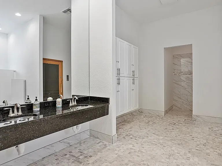 Clubhouse bathrooms with Sauna, Lockers, and Showers for your convenience