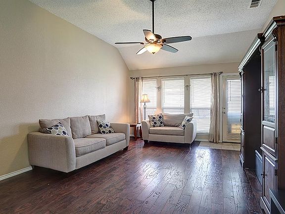 2nd image of 1120 Old Knoll Dr