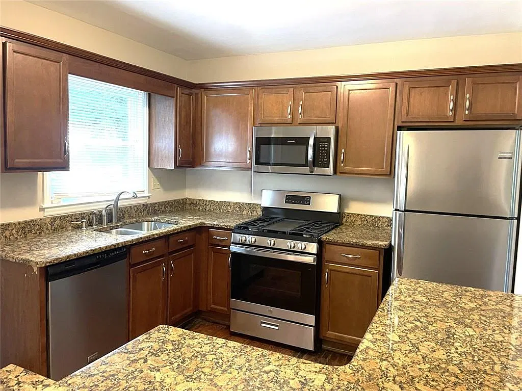 3 bed, 1.0 bath, $1,700 — Photo 3