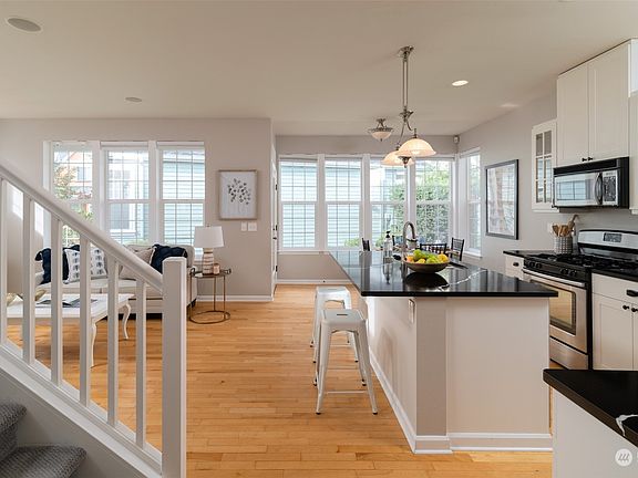 4th image of 19455 Jensen Way NE