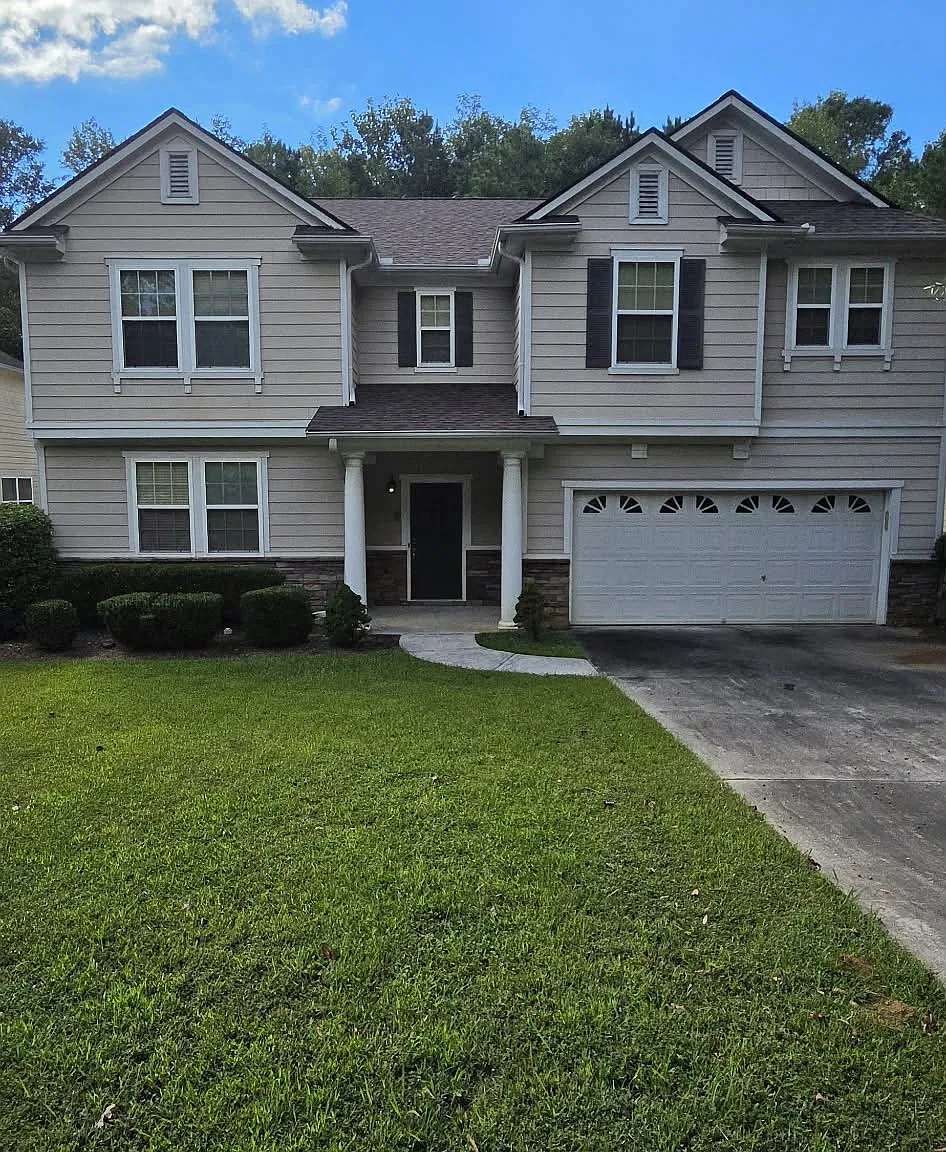 3 bed, 2.5 bath, 3527 sqft, $2,300 — Photo 1