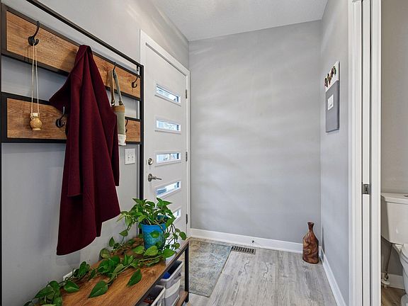 3rd image of 412 15th Ave SW