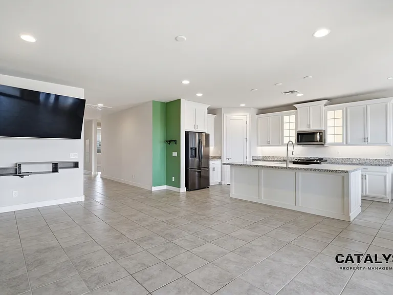6926 W Winston Dr — Photo 12