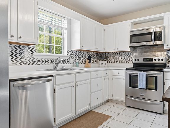 4th image of 2547 Bridlewood Dr