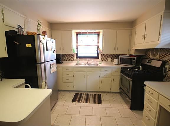 2nd image of 1220 Magnolia Ave