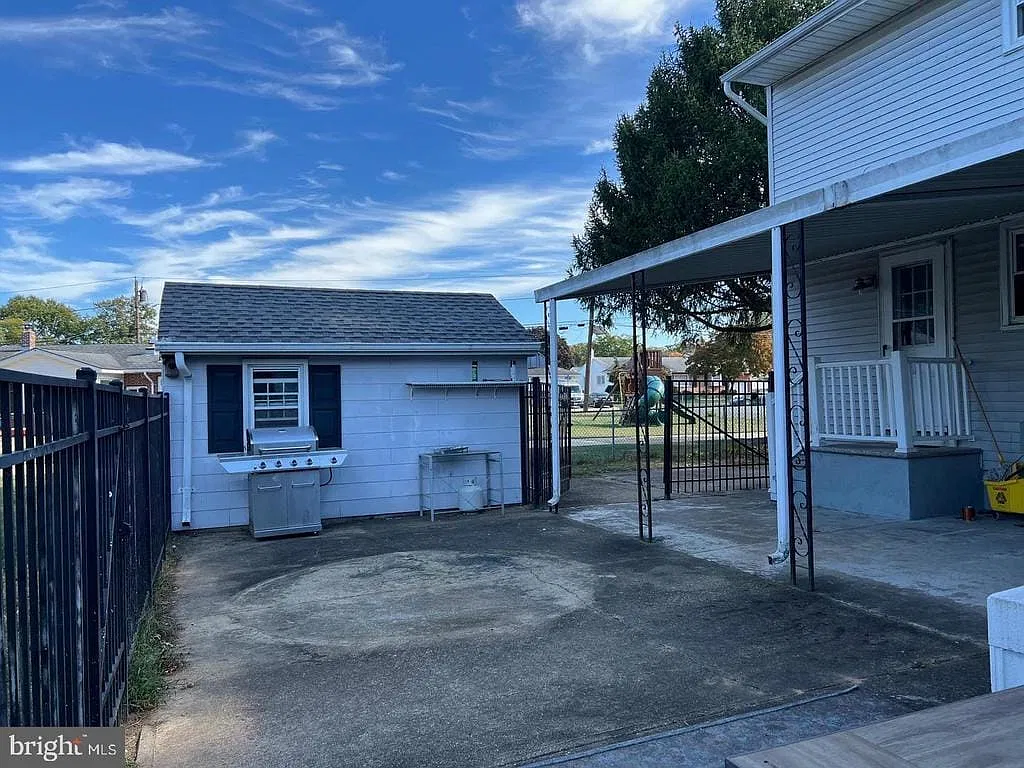 3 bed, 1.5 bath, 1196 sqft, $2,700 — Photo 3