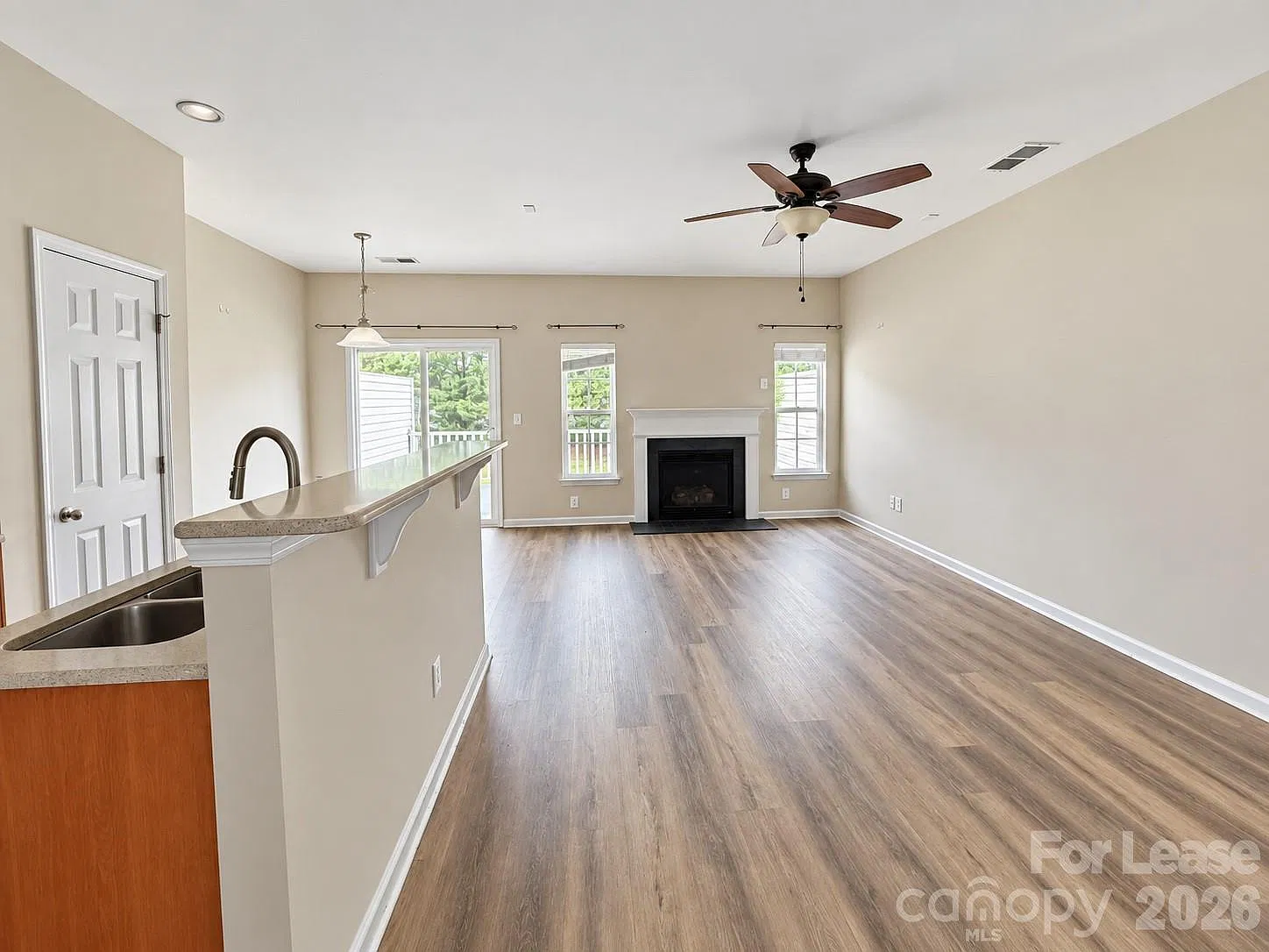 3 bed, 4.0 bath, 2180 sqft, $2,100 — Photo 2