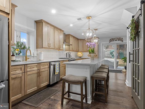 2nd image of 831 Stanbridge Rd