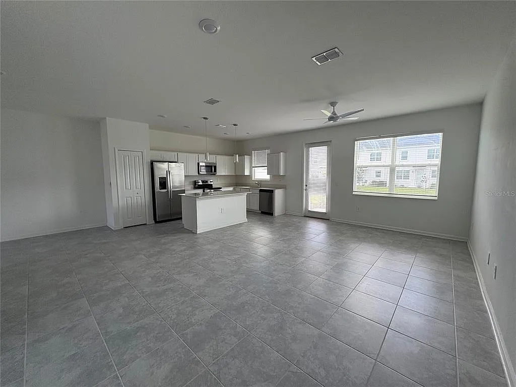 3 bed, 2.5 bath, 1864 sqft, $2,400 — Photo 4