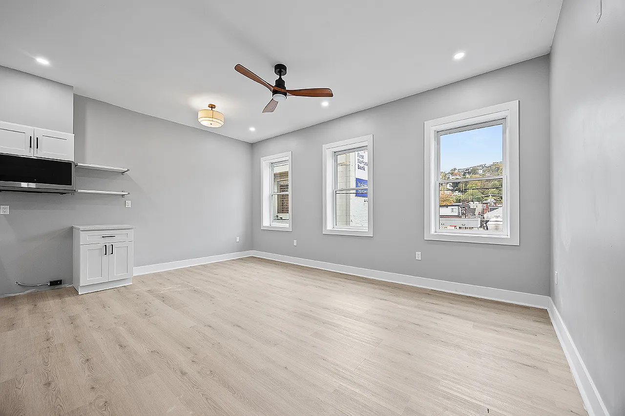 3 bed, 1048 sqft, $2,450 — Photo 4