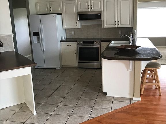 5th image of 305 E Belair Dr