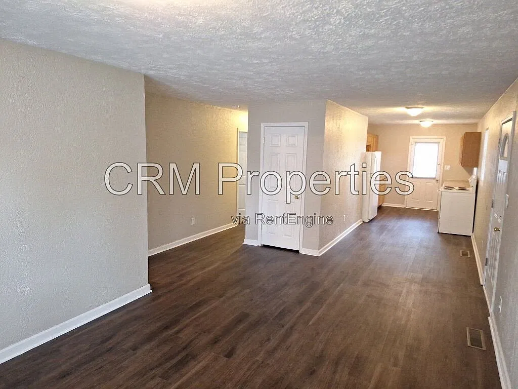 3 bed, 1.0 bath, 960 sqft, $1,200 — Photo 2