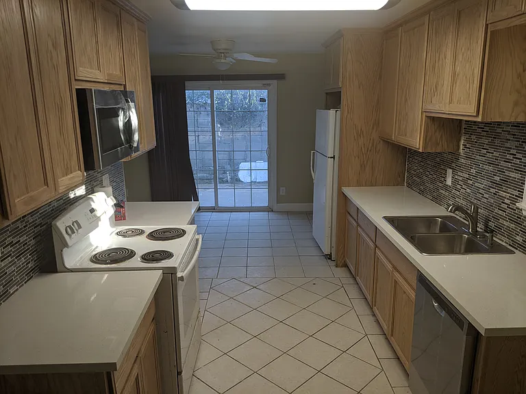 4201 Chalmer Ct — Photo 4