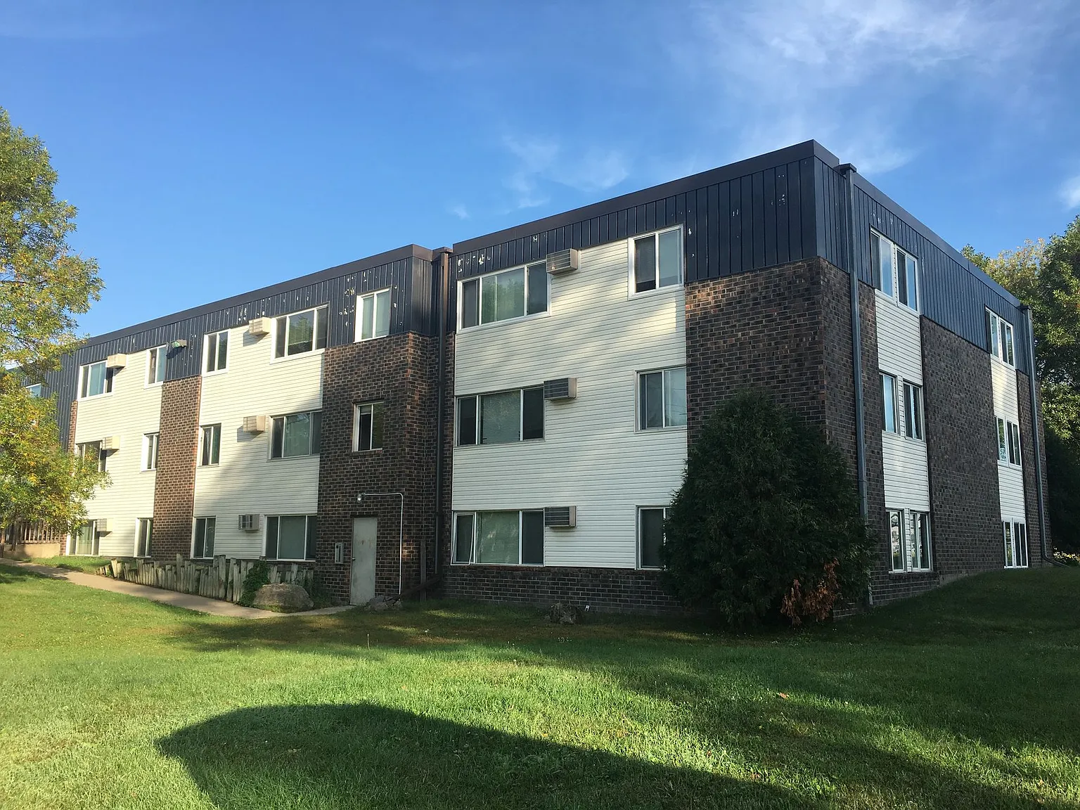 Sundial IV Apartments — Photo 2