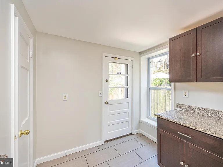 206 E Cross St — Photo 12