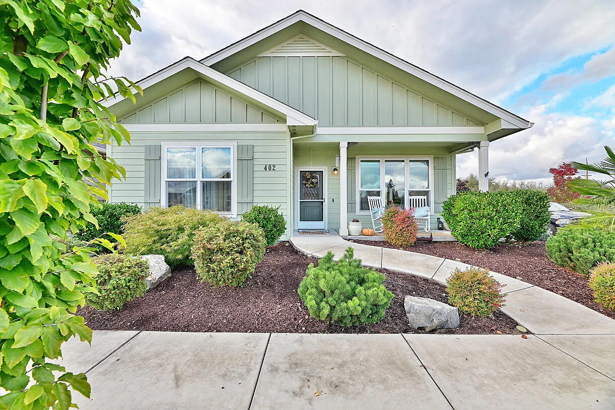 402 Waterside Dr photo 1